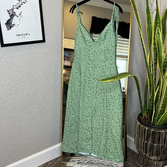 HOUSE OF CB 'Cornelia' Green Tonal Floral Midi Dress NWOT - Picture 7 of 11